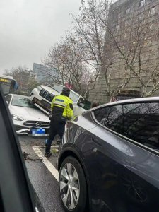 ​“奔驰女车主当场吓哭！”杭城今早离奇车祸，后车司机还原现场一幕！刚刚交警