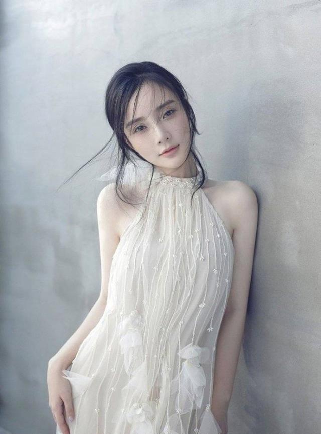 李小璐一组唯美写真照曝光，每一张都特别迷人，尽显好身材