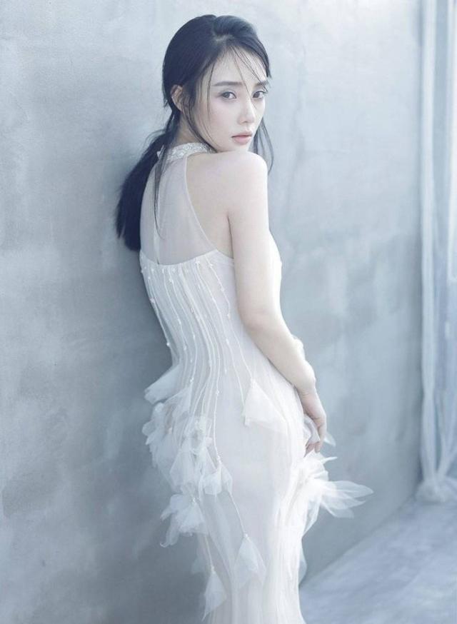 李小璐一组唯美写真照曝光，每一张都特别迷人，尽显好身材