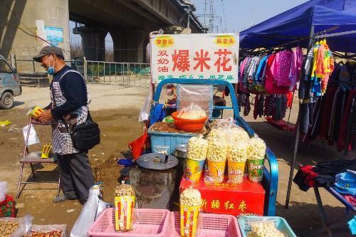 实拍济南城郊大集上的山东特色主食, 煎饼与锅饼, 你吃过吗?