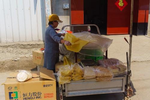 实拍济南城郊大集上的山东特色主食, 煎饼与锅饼, 你吃过吗?