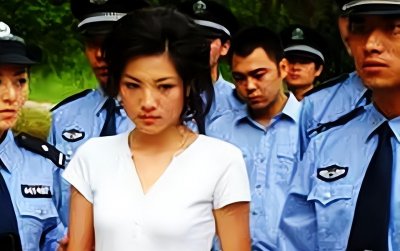 ​2005年，死刑犯毕丽梅被枪决后“死而复生”，法警进行二次行刑